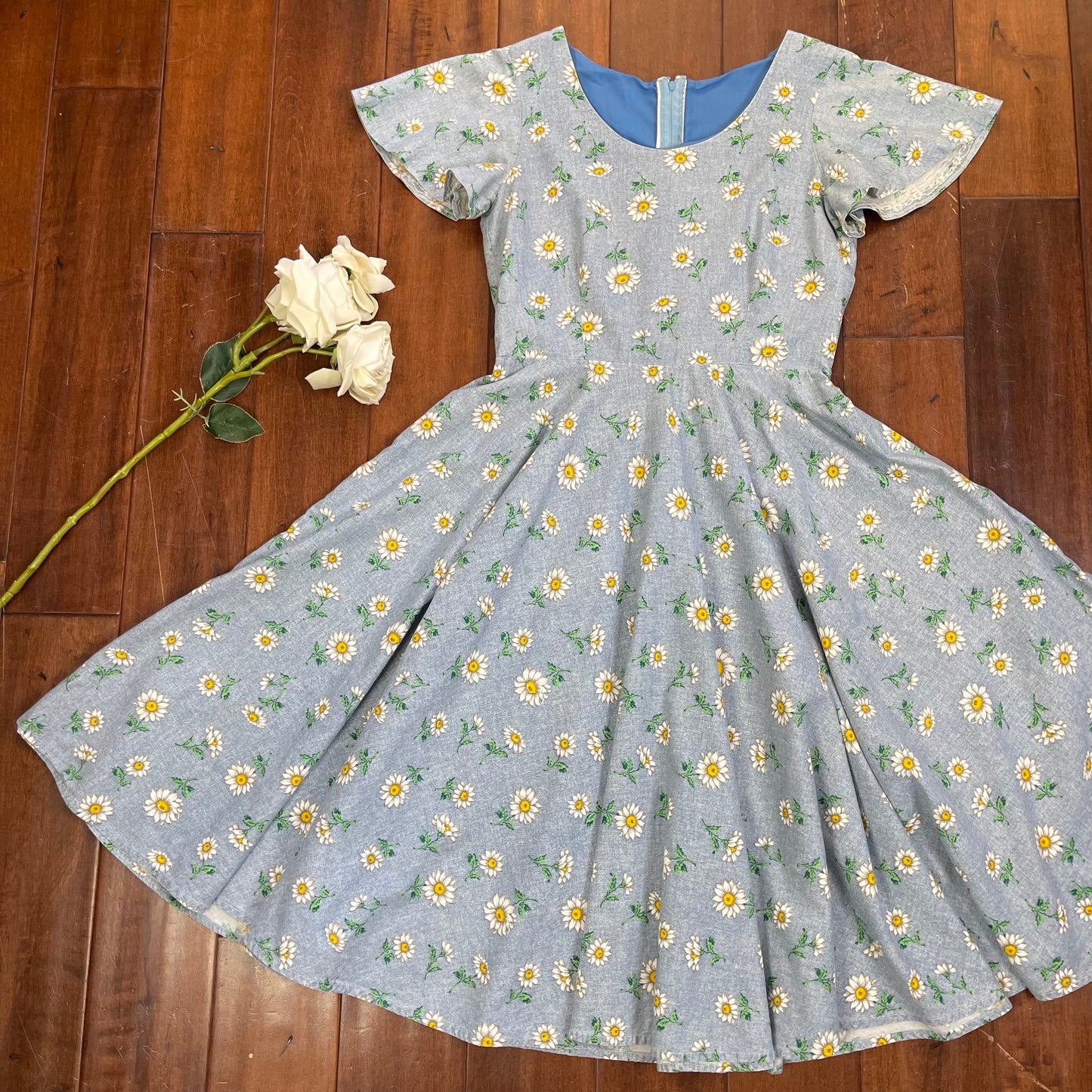 VINTAGE HANDMADE DAISY SWIRL DRESS