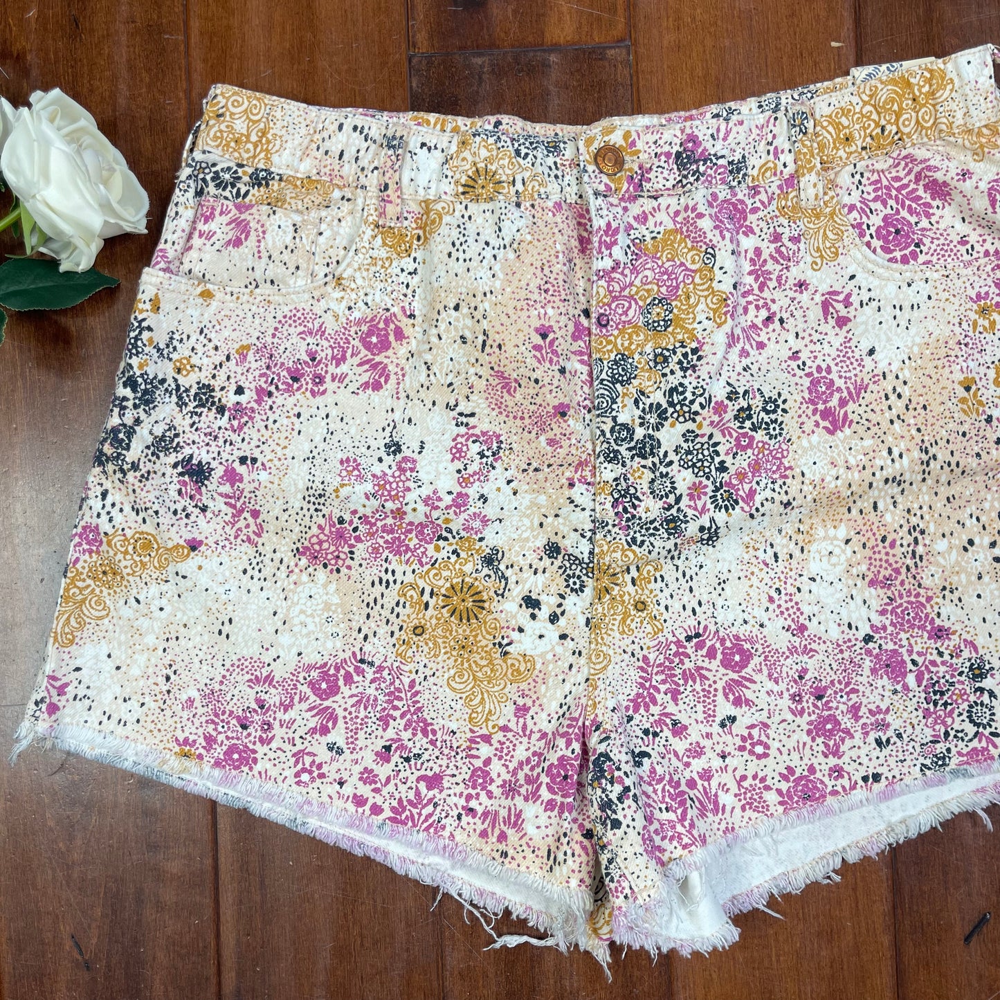 THRIFTED ANTHROPOLOGIE PILCRO FLORAL DENIUM HIGH RISE SCRUNCHIE SHORTS