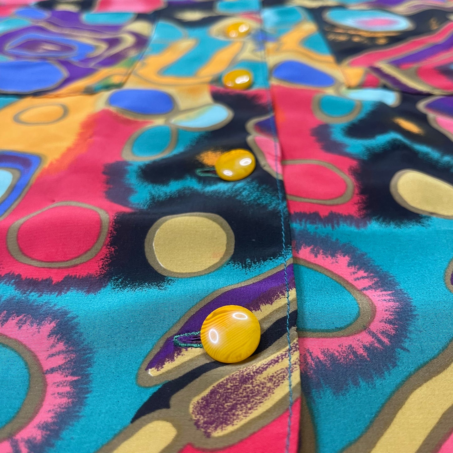 VINTAGE ABSTRACT COLORFUL BUTTON-UP