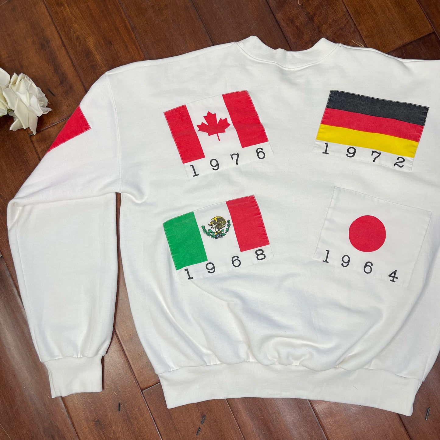 VINTAGE 1988 FLAGS OF THE NATIONS XXIV CREWNECK SWEATER