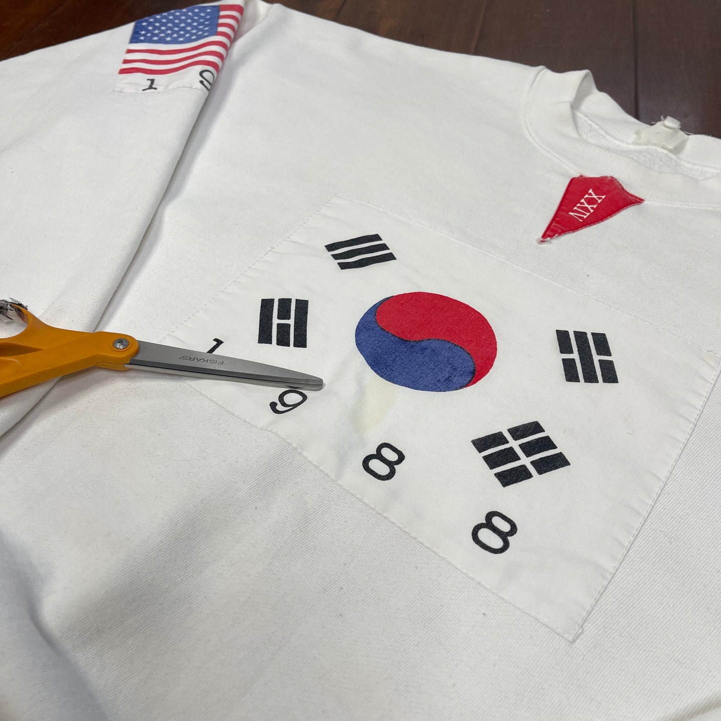 VINTAGE 1988 FLAGS OF THE NATIONS XXIV CREWNECK SWEATER