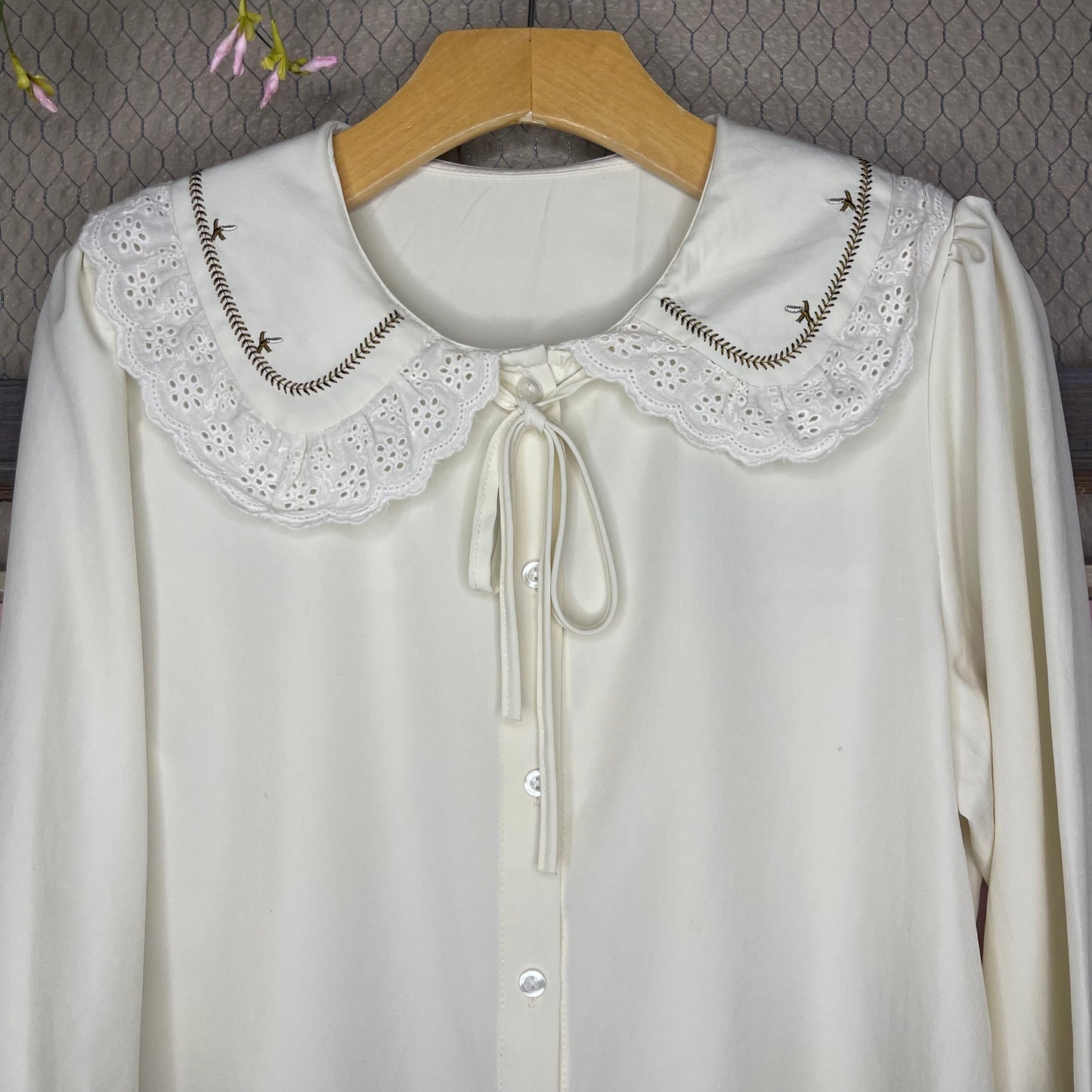 VINTAGE RUFFLED DOLL COLLAR BUTTON-UP