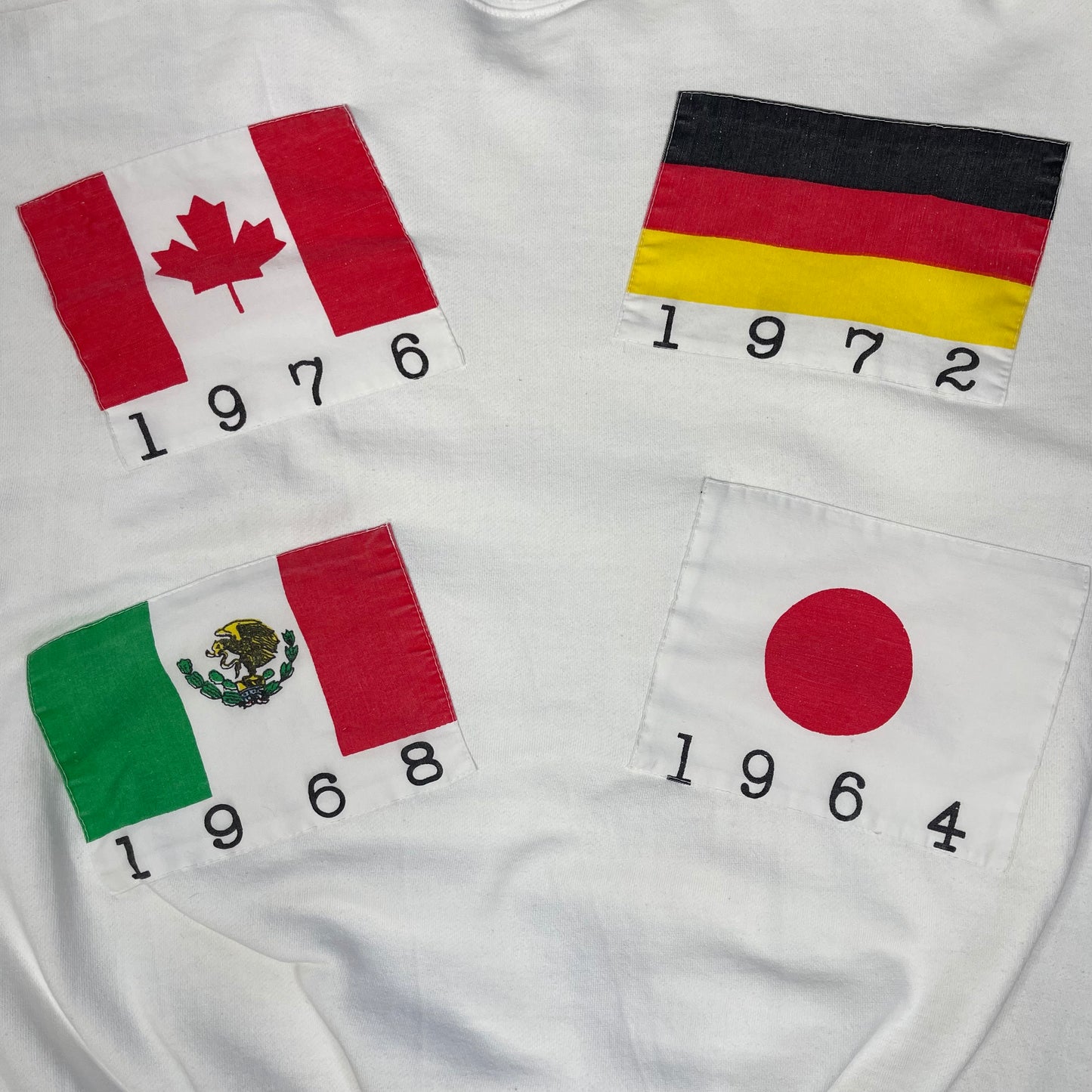 VINTAGE 1988 FLAGS OF THE NATIONS XXIV CREWNECK SWEATER