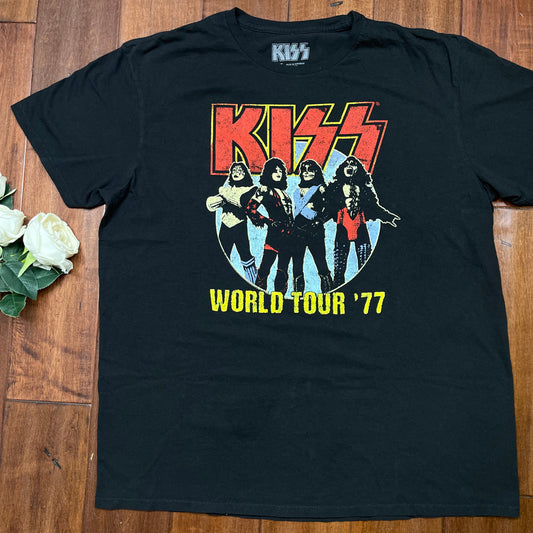 THRIFTED KISS T-SHIRT