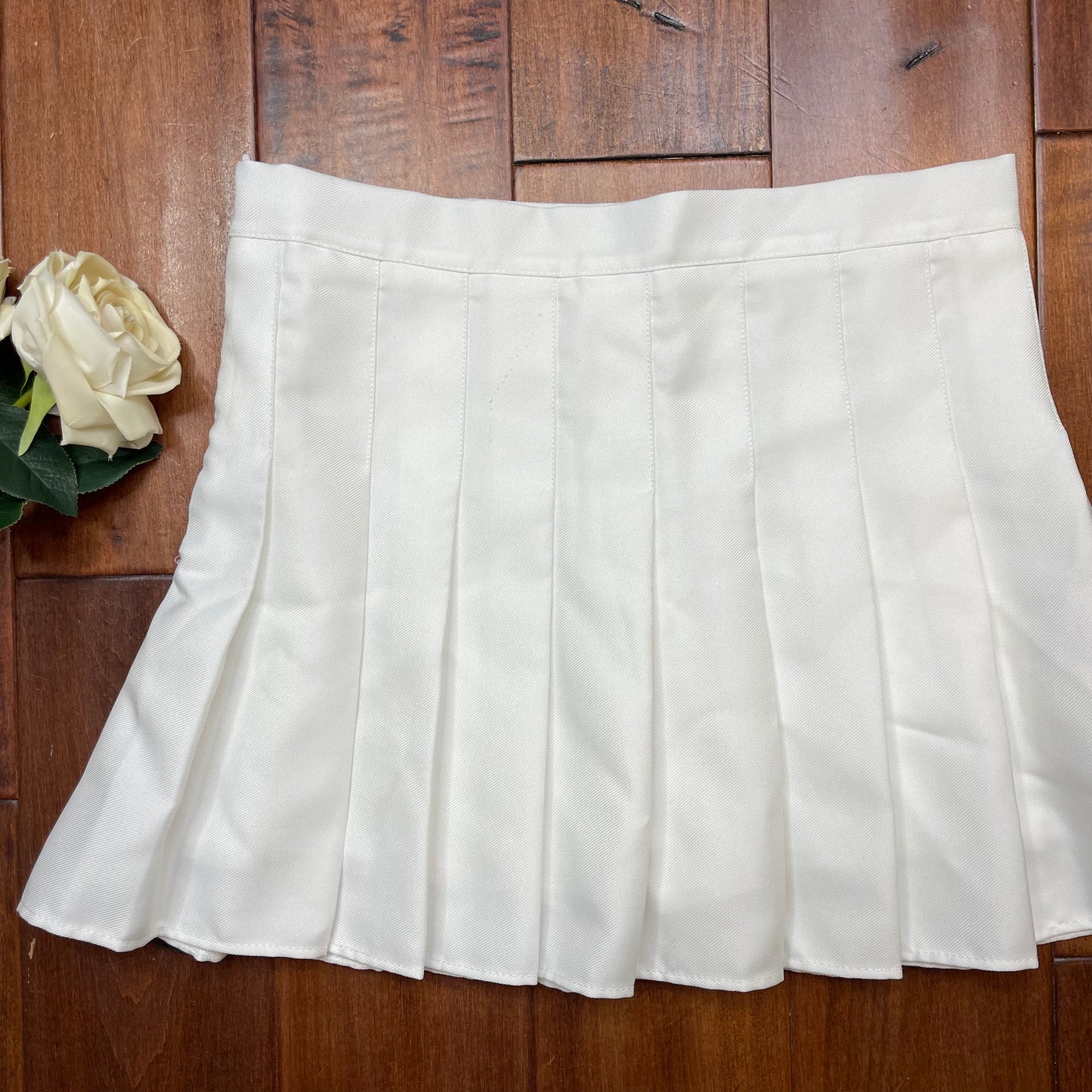 THRIFTED PLEATED WHITE SKORT